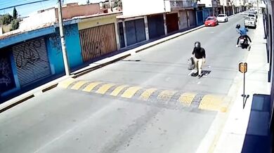 Motorkář v rychlosti přehlédl retardér a katapultoval spolujezdce