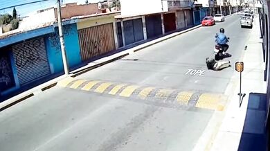 Motorkář v rychlosti přehlédl retardér a katapultoval spolujezdce