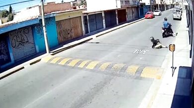 Motorkář v rychlosti přehlédl retardér a katapultoval spolujezdce
