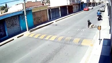 Motorkář v rychlosti přehlédl retardér a katapultoval spolujezdce