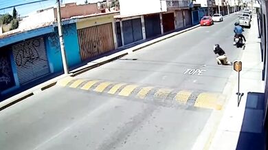 Motorkář v rychlosti přehlédl retardér a katapultoval spolujezdce