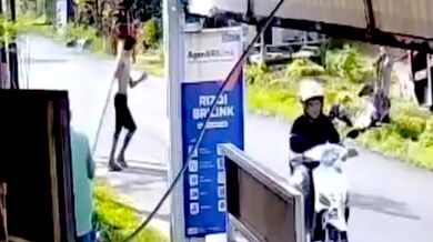 Skútrista narazil do neoznačené překážky přes celou šířku silnice