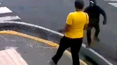 Řidič svým vozem zmařil loupežné přepadení v historickém centru