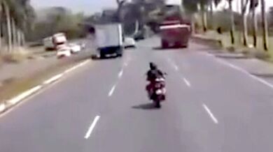 Tři mrtví po hromadné kolizi kamionů