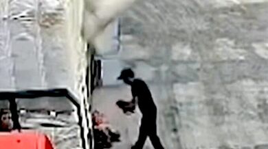 Padající vak těsně minul pracovníka