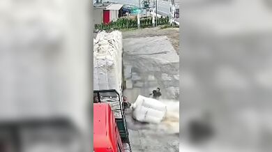 Padající vak těsně minul pracovníka