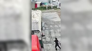 Padající vak těsně minul pracovníka