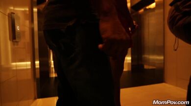 Milf si vybere náhodného chlapa v kasinu do trojky