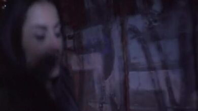 Prsatá MILF šukající na záchodě