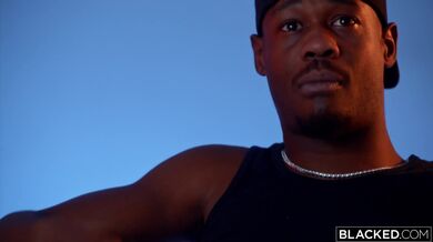 Nevěrná Diamond Banks bere obří černé péro až po koule