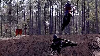 Nepříjemná nehoda na motokrosové trati