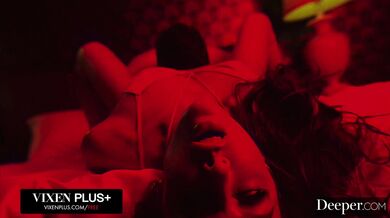 Dokonalá kráska Vanna Bardot si vůbec poprvé vyzkoušela „airtight“ se třemi péry najednou