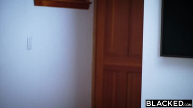 Roztomilá studentka Blake Blossom svedla přítele své spolubydlící