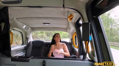 Krásná prsatá brunetka šuká v taxíku - Maddy Black