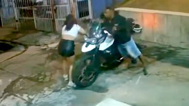 Motorkář se vykašlal na zraněnou spolujezdkyni a utekl před policií