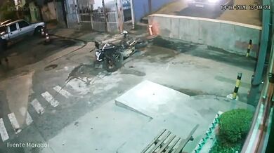Motorkář se vykašlal na zraněnou spolujezdkyni a utekl před policií