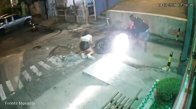 Motorkář se vykašlal na zraněnou spolujezdkyni a utekl před policií
