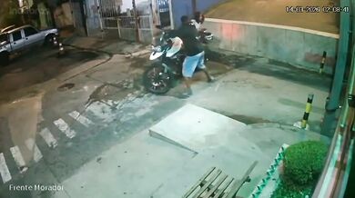Motorkář se vykašlal na zraněnou spolujezdkyni a utekl před policií