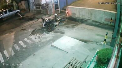 Motorkář se vykašlal na zraněnou spolujezdkyni a utekl před policií
