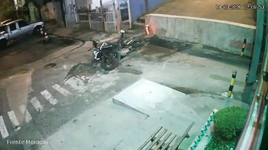 Motorkář se vykašlal na zraněnou spolujezdkyni a utekl před policií