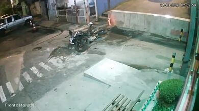 Motorkář se vykašlal na zraněnou spolujezdkyni a utekl před policií