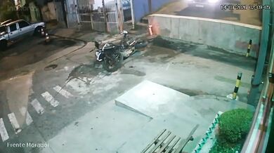 Motorkář se vykašlal na zraněnou spolujezdkyni a utekl před policií