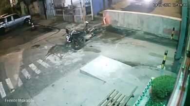 Motorkář se vykašlal na zraněnou spolujezdkyni a utekl před policií
