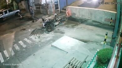 Motorkář se vykašlal na zraněnou spolujezdkyni a utekl před policií