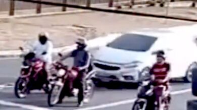 Motocyklista nepřežil střet s autem, ostatní řidiči unikli jen o vlásek