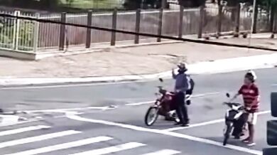 Motocyklista nepřežil střet s autem, ostatní řidiči unikli jen o vlásek