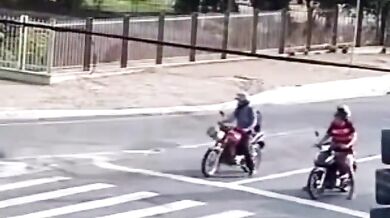 Motocyklista nepřežil střet s autem, ostatní řidiči unikli jen o vlásek