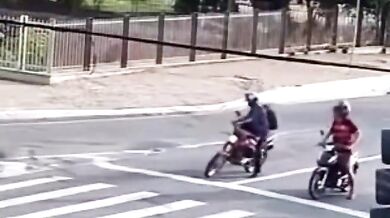 Motocyklista nepřežil střet s autem, ostatní řidiči unikli jen o vlásek