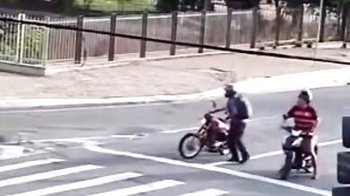 Motocyklista nepřežil střet s autem, ostatní řidiči unikli jen o vlásek