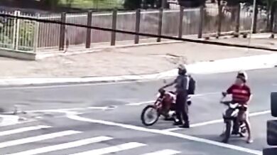 Motocyklista nepřežil střet s autem, ostatní řidiči unikli jen o vlásek