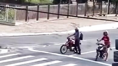 Motocyklista nepřežil střet s autem, ostatní řidiči unikli jen o vlásek