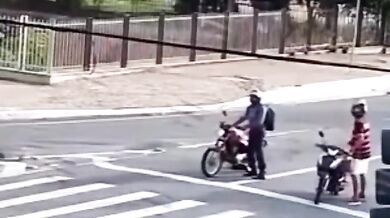 Motocyklista nepřežil střet s autem, ostatní řidiči unikli jen o vlásek