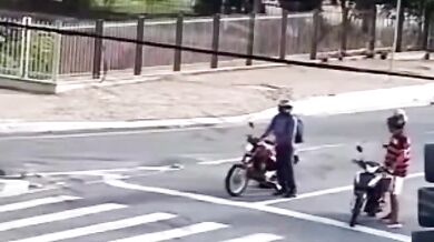 Motocyklista nepřežil střet s autem, ostatní řidiči unikli jen o vlásek