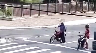 Motocyklista nepřežil střet s autem, ostatní řidiči unikli jen o vlásek
