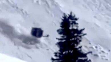 Silný vítr strhl kabinu lanovky, pád si vyžádal jednu oběť