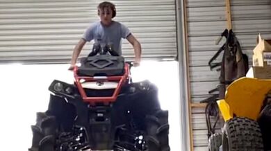 Předvádění se na čtyřkolce