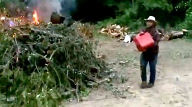 Dáváte tam moc benzínu...