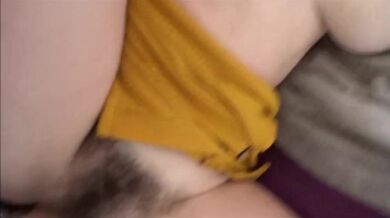 Kudrnatá zrzka s rovnátky a chlupatou kundičkou