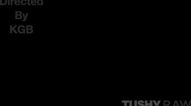 Drobná roztomilá Yhivi si nechala celou noc pořádně prohánět svůj těsný zadeček masivním pérem