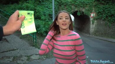 Public Agent má pouliční sex se spontánní brunetkou