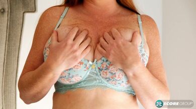 Pihovatá MILF zrzka Rua Morrigan ukazuje svá prsa