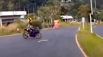 Blbec na motorce v Thajsku