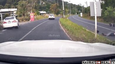 Blbec na motorce v Thajsku