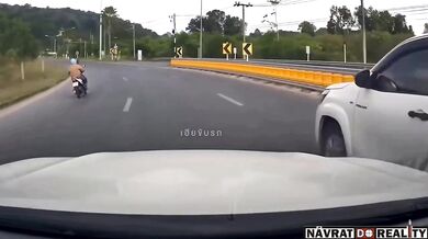 Blbec na motorce v Thajsku