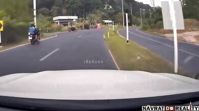 Blbec na motorce v Thajsku
