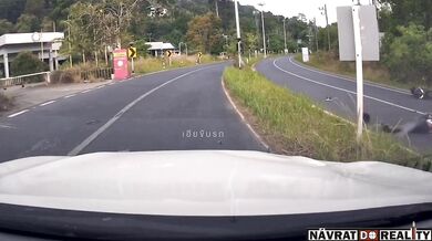 Blbec na motorce v Thajsku